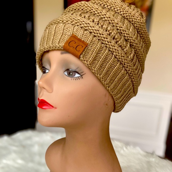 “New” Toboggans with POM - Picture 1 of 1